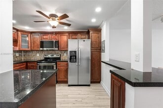 Building Photo - 711 S Hollybrook Dr