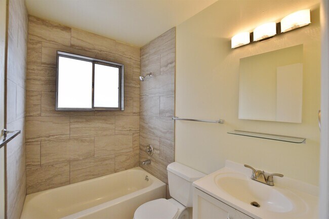 Building Photo - 4468 E Bails Pl