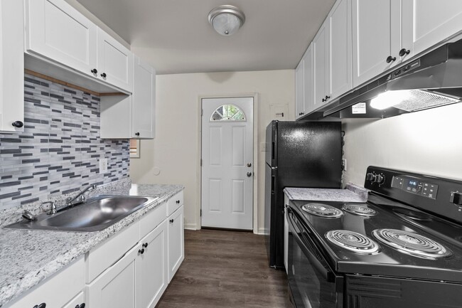 2 Bed, 1 Bath Townhome - Renovated - Arbor Row Townhomes