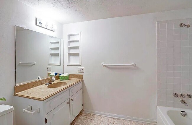 Foto del edificio - 5215 Arboles Dr