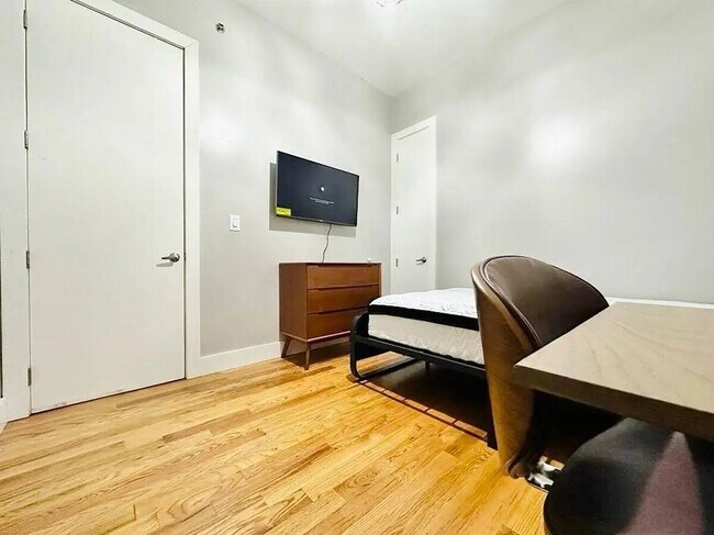 Foto del edificio - Furnished room/NOT APARTMENT