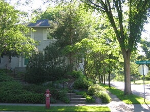 Building Photo - 202 Russell Ave S