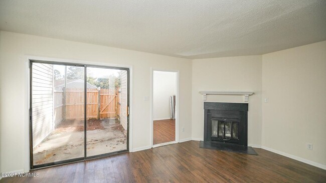 Foto del edificio - Townhouse close to Western Blvd and BASE!