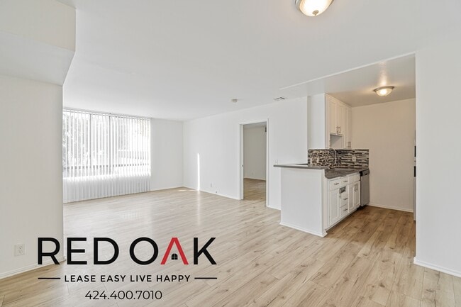 Building Photo - ~1 Month FREE~ Beautiful Three Bedroom Dre...
