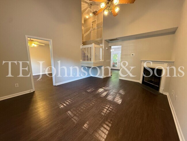Foto del edificio - Beautiful 3BR Home with Vaulted Ceilings, Community Pool & Main Level Primary Suite