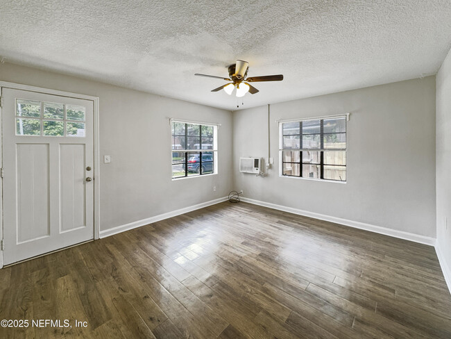 Building Photo - 839 Acosta St