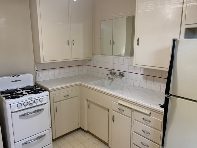 Building Photo - 181 S Marengo Ave