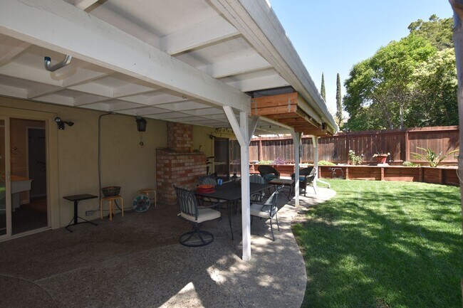 Foto del edificio - Lovely Single Story 3/2 Court Location