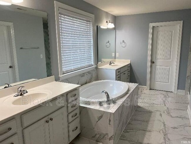 Foto del edificio - 121 Red Bark Ct