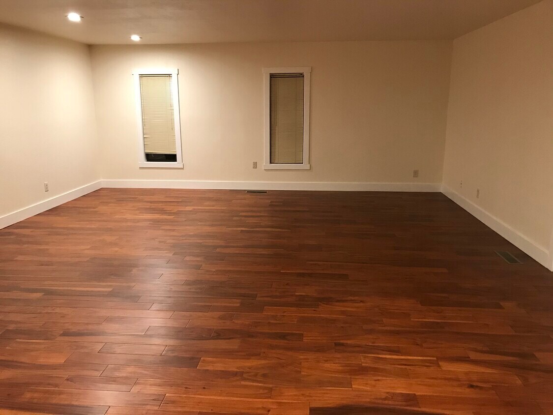 Foto principal - 451 S Corry St