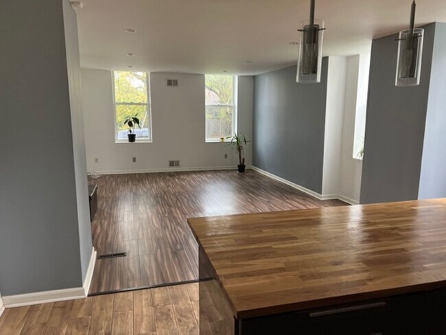 Foto del edificio - Spacious home 4 bedroom 2 1/2 bath Pittsburgh PA 15201