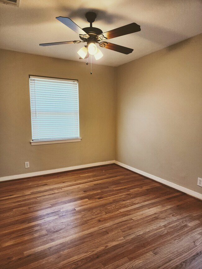 Building Photo - 2423 Roy Cir