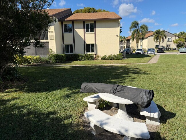 Foto del edificio - 5930 Whispering Pine Way