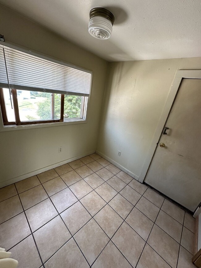 Building Photo - 2 Bed 1 Bath duplex close to UWEC!