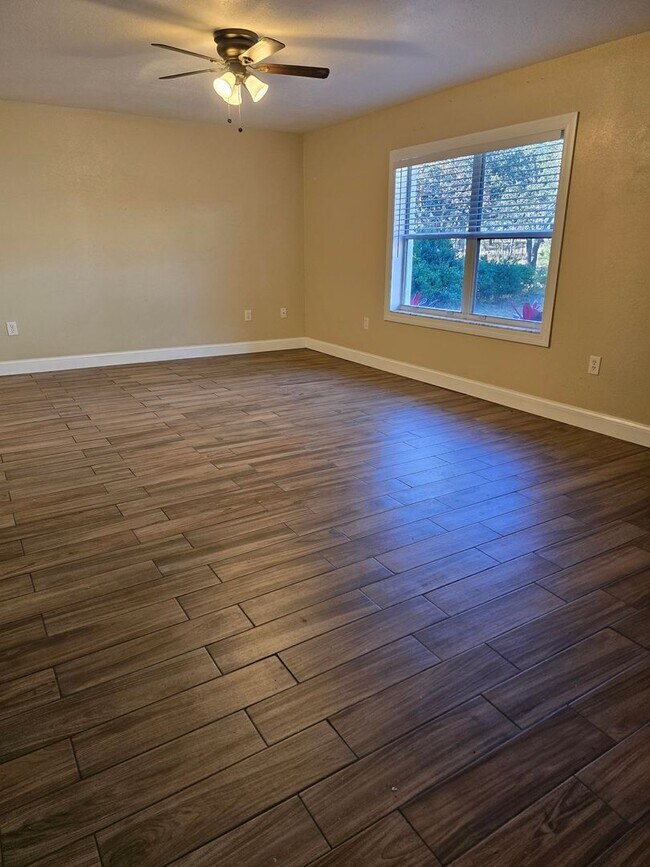 Foto del edificio - Gorgeous 3/2/1 on Large Property