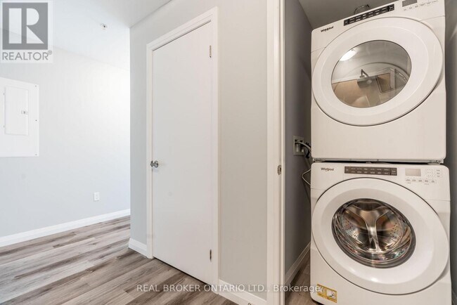 Photo du bâtiment - 60 Charles St W