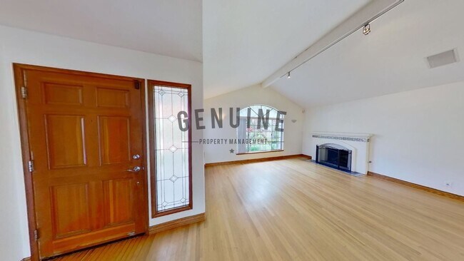 Foto del edificio - Coming Soon: 2 Story 4Bd 3Ba Eastside Costa Mesa Home