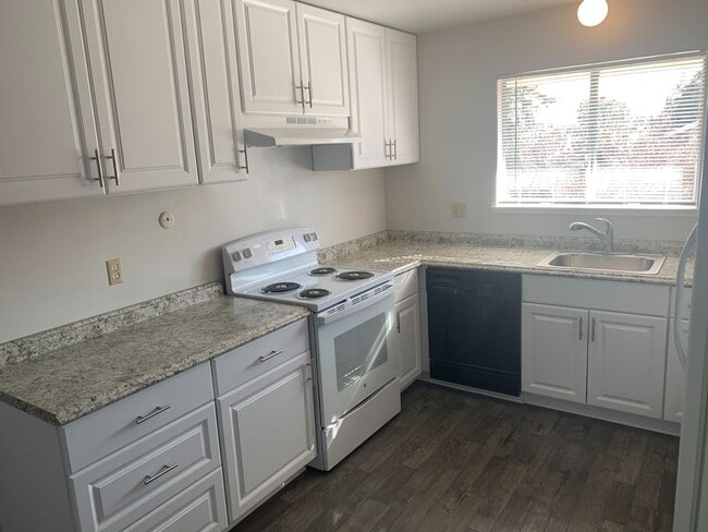 Foto del edificio - The American River is your backyard! 2 Bedroom 2.5 Bath Townhome