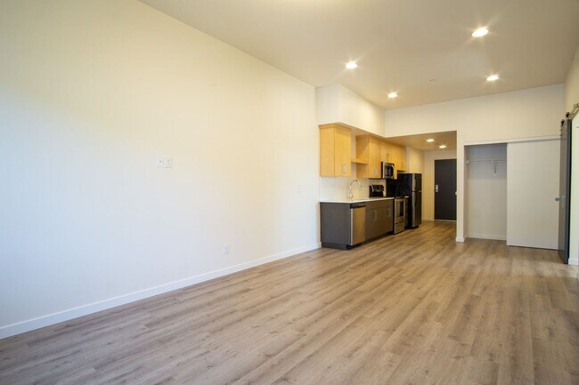 Foto del edificio - SUMMER SPECIAL: Top Floor Modern 2 Bdr w/ W&D + AC!