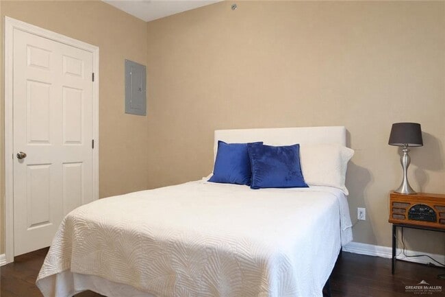 Building Photo - 14 W Daffodil Ave