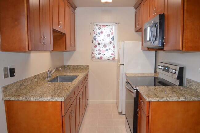 Kitchen - 679 Grand Coulee Ave