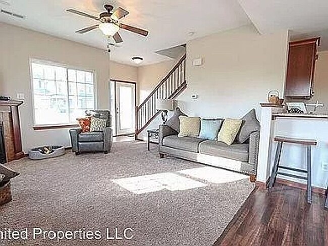 Building Photo - Beautiful Townhouse located in a desirable...