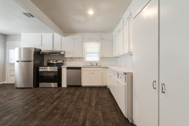 Building Photo - 1709 S Dille Ave