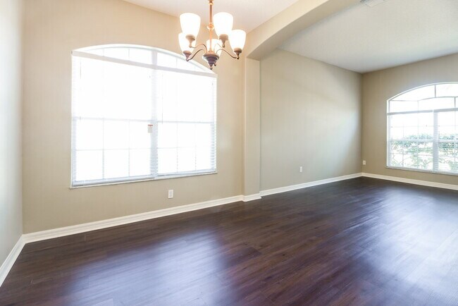 Foto del edificio - 1645 The Oaks Blvd