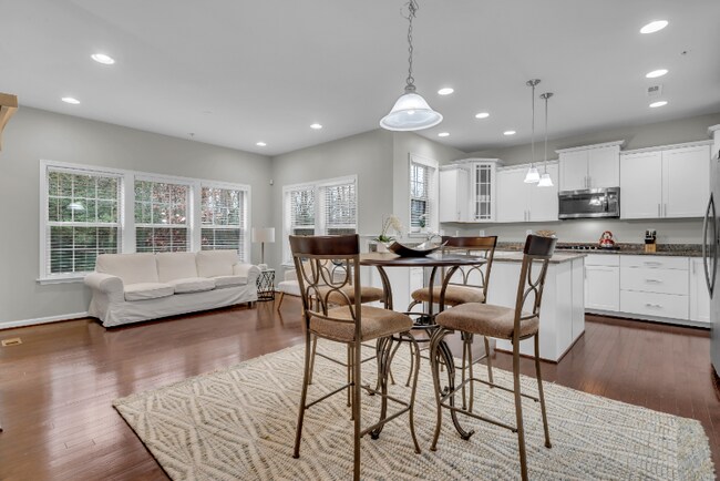 Foto del edificio - 7592 Holly Ridge Dr