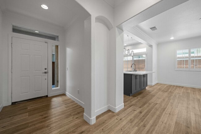 Building Photo - 9204 S Nobel Way