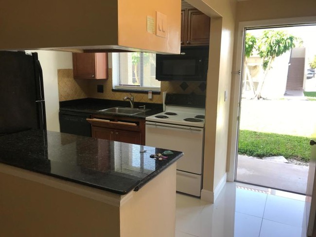 Foto del edificio - 2/1 Condo in Forest Hill Gardens