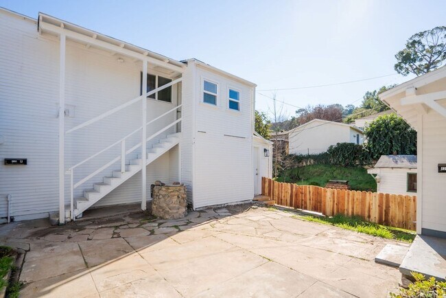 Vista al patio - 728 E Palmer Ave