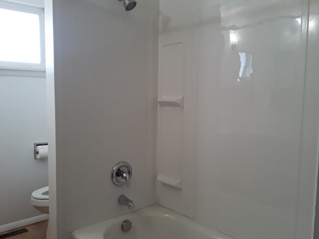 Baño principal - 212 Juniper St N