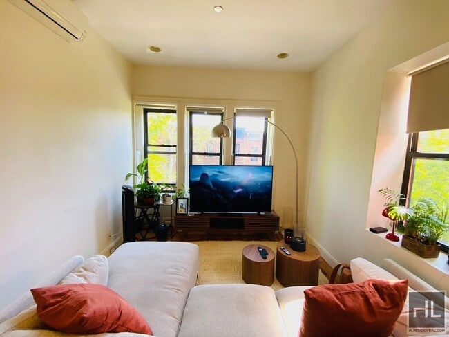 Building Photo - Gorgeous Harlem 1 Bedroom with Private Roo...
