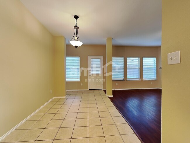 Building Photo - 1003 Utopia Ln