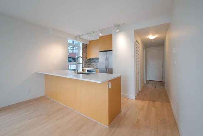 Building Photo - 1 E 7th Ave