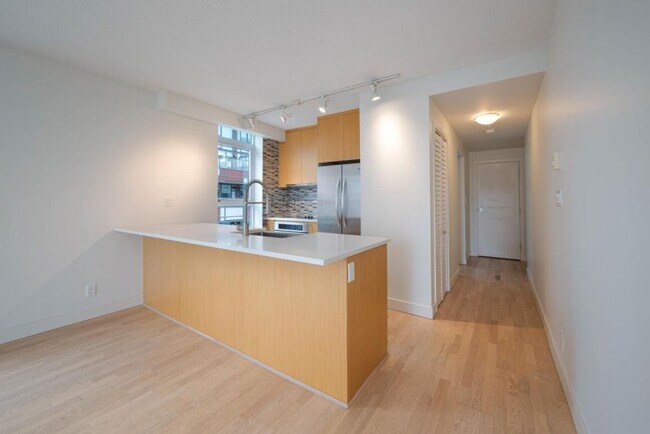 Photo du bâtiment - 1 E 7th Ave