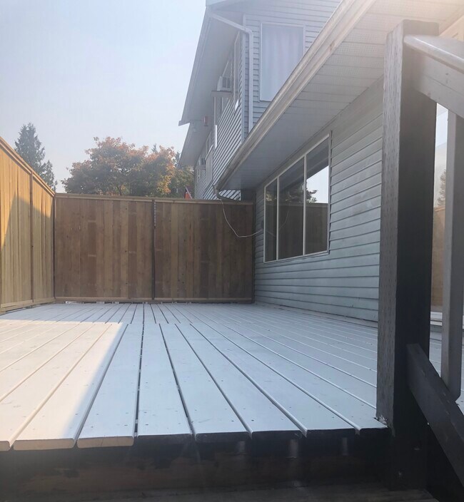Terrasse privée attenante à la cuisine - 11535 Millar Rd