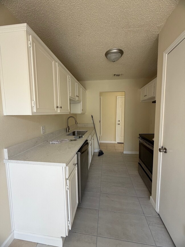 Foto del edificio - 323 Moss Hill Dr