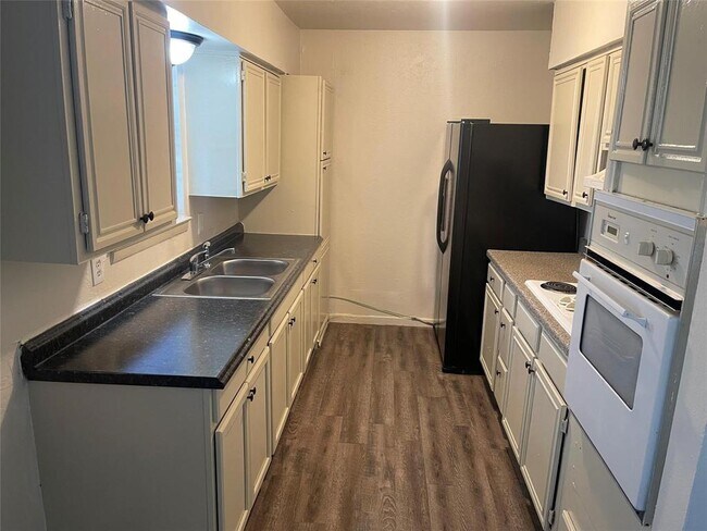 Building Photo - 6433 La Grange Dr