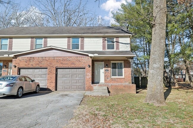 Photo - 1421 Huntington Dr House