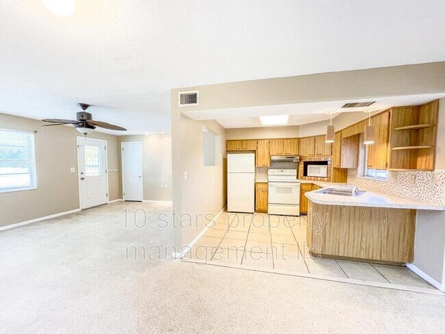 Building Photo - 1829 Villa Rosa Dr