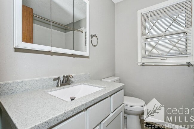 Building Photo - Southside 2 Bedroom Duplex