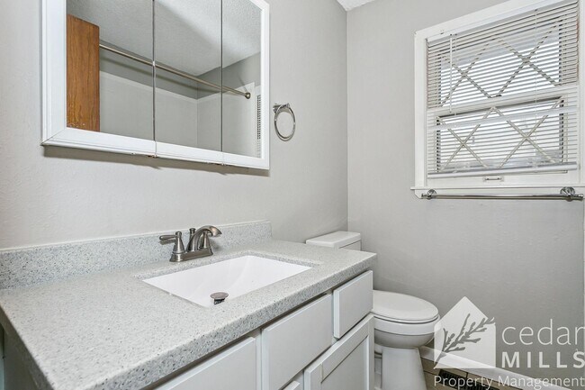 Building Photo - Spacious 2 Bedroom Duplex!