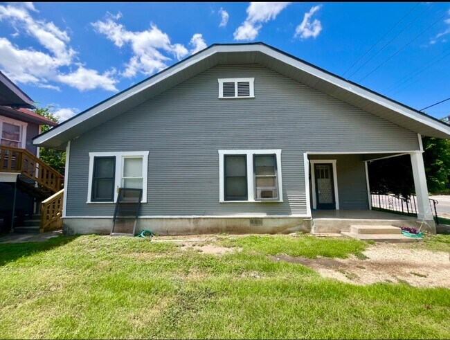 Photo - 2907 N Elmendorf St Apartment