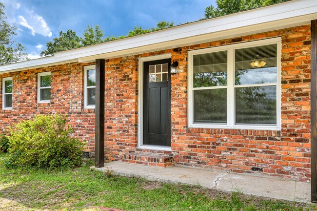 Building Photo - 1406 Ridgewood Dr