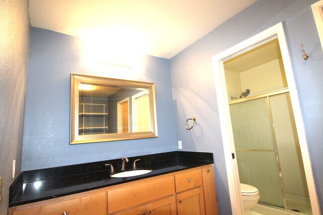 Building Photo - 2bed/2bath unit. In-unit laundry! GREAT WA...