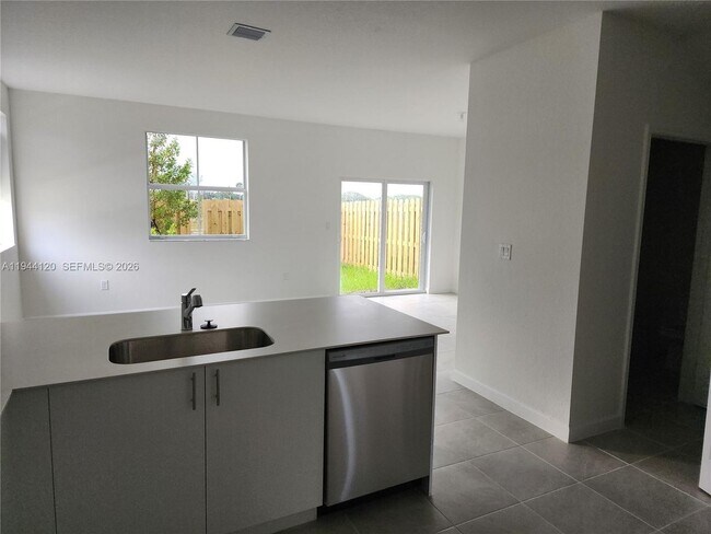 Foto del edificio - 2750 SE 24th St