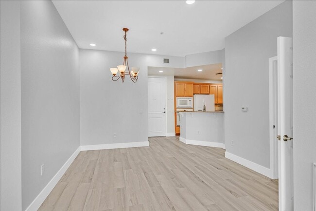 Building Photo - Top level 2 bedroom condo located in guard gated Park Avenue!