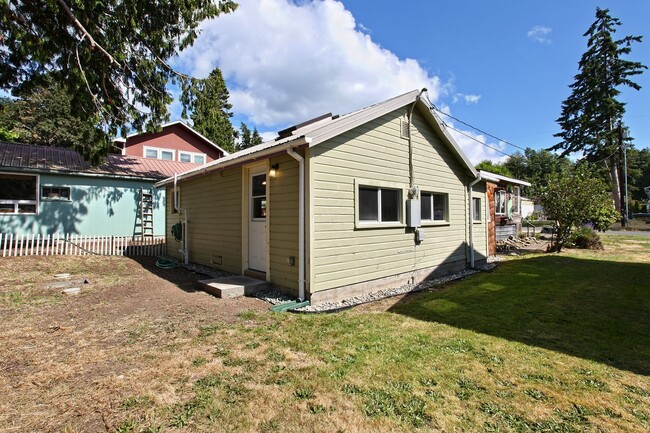 Building Photo - Cozy Cabin on Camano!~